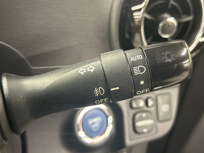 2013 Toyota Aqua DAA-NHP10 (UW-6a17b2dc65280)[15]