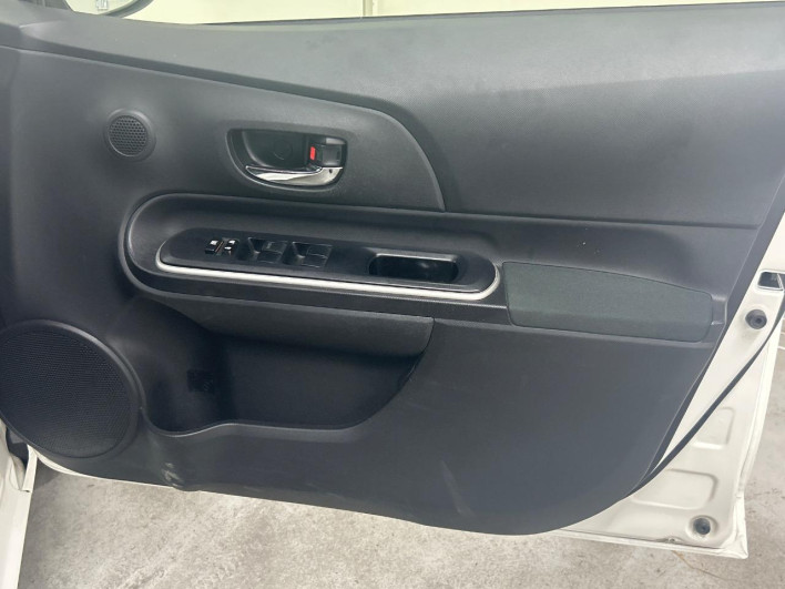 2013 Toyota Aqua DAA-NHP10 (UW-6a17b2dc65280)[16]