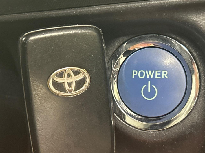 2013 Toyota Aqua DAA-NHP10 (UW-6a17b2dc65280)[12]