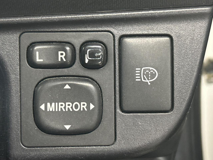 2013 Toyota Aqua DAA-NHP10 (UW-6a17b2dc65280)[11]
