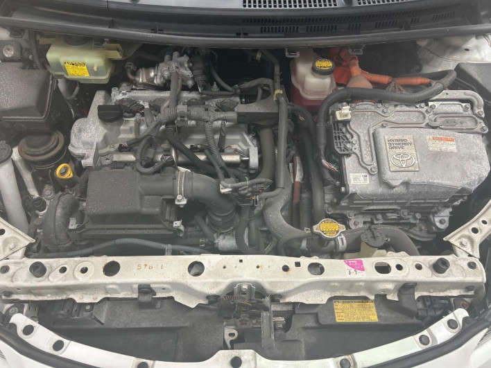 2013 Toyota Aqua DAA-NHP10 (UW-6a17b2dc65280)[19]