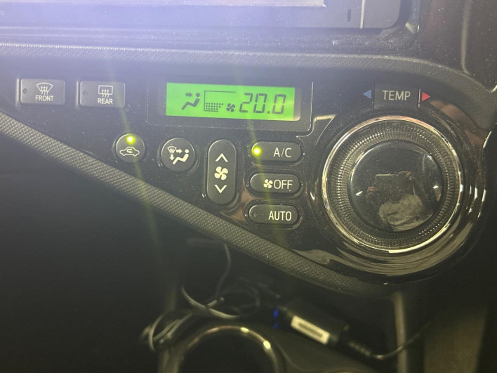 2013 Toyota Aqua DAA-NHP10 (UW-6a17b2dc65280)[8]