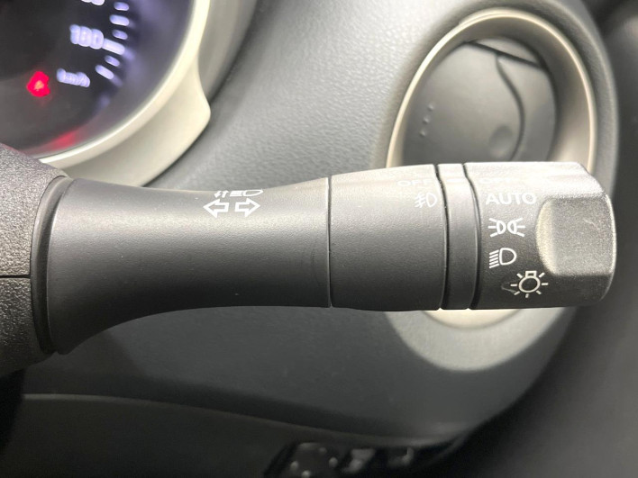2015 Nissan JUKE DBA-YF15 (UW-6a17b330c8d7c)[27]