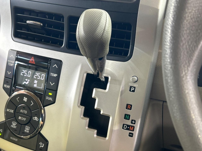 2011 Toyota Noah DBA-ZRR70G (UW-6a17b33c3bba6)[16]