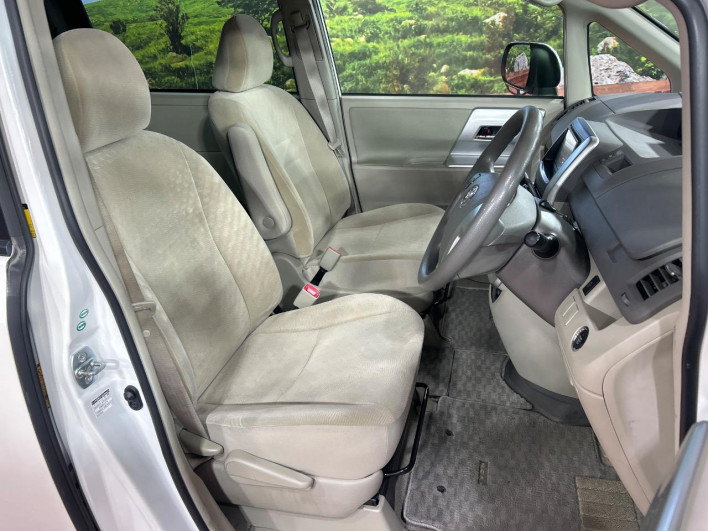 2011 Toyota Noah DBA-ZRR70G (UW-6a17b33c3bba6)[18]