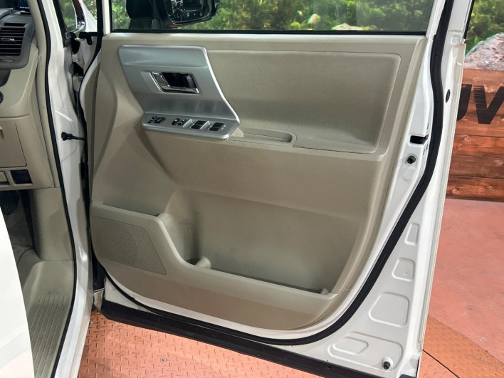 2011 Toyota Noah DBA-ZRR70G (UW-6a17b33c3bba6)[28]