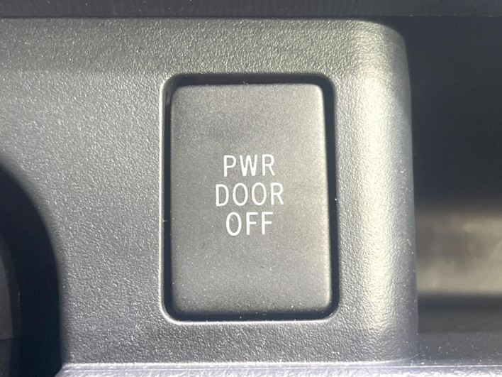 2013 Toyota Noah DBA-ZRR70G (UW-6a17b33c70bc2)[7]