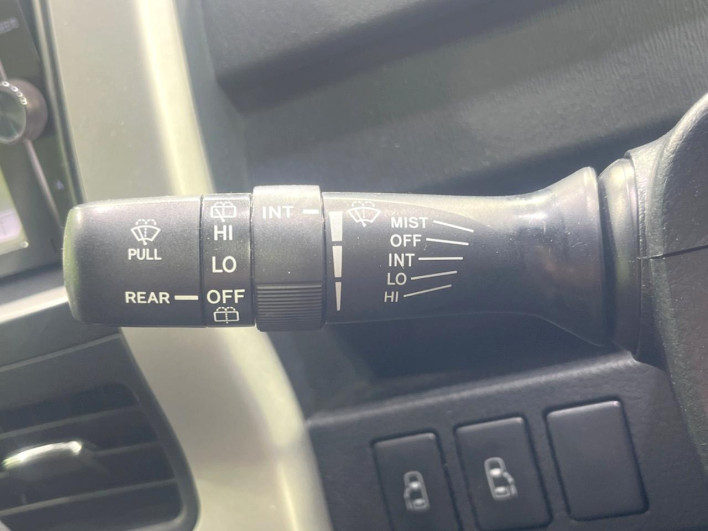 2013 Toyota Noah DBA-ZRR70G (UW-6a17b33c70bc2)[16]