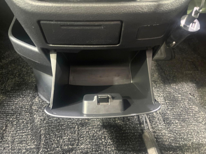 2013 Toyota Noah DBA-ZRR70G (UW-6a17b33c70bc2)[29]