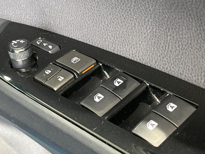 2017 Toyota Prius PHV DLA-ZVW52 (UW-6a17b35b0b2d5)[28]