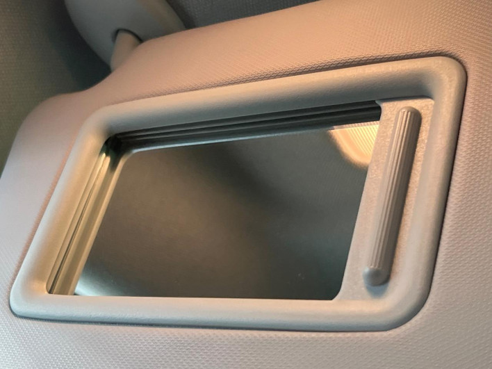 2017 Toyota Prius PHV DLA-ZVW52 (UW-6a17b35b0b2d5)[14]