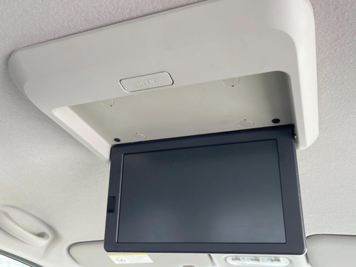 2015 Nissan Serena DAA-HC26 (UW-6a1903b692d7d)[28]