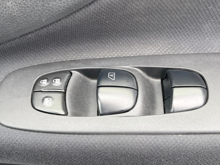2015 Nissan Serena DAA-HC26 (UW-6a1903b692d7d)[29]