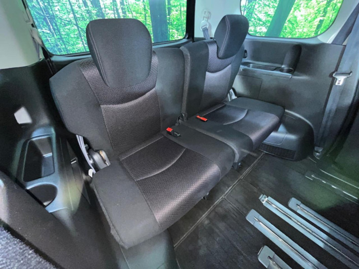 2013 Nissan Serena DAA-HFC26 (UW-6a1903c26363c)[27]