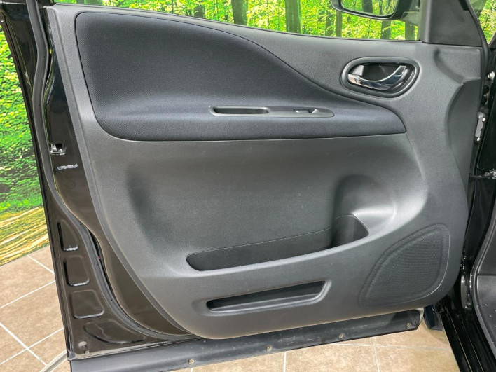 2013 Nissan Serena DAA-HFC26 (UW-6a1903c268974)[28]