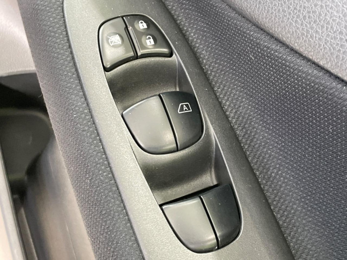 2014 Nissan Serena DAA-HFC26 (UW-6a1903c3794a1)[16]