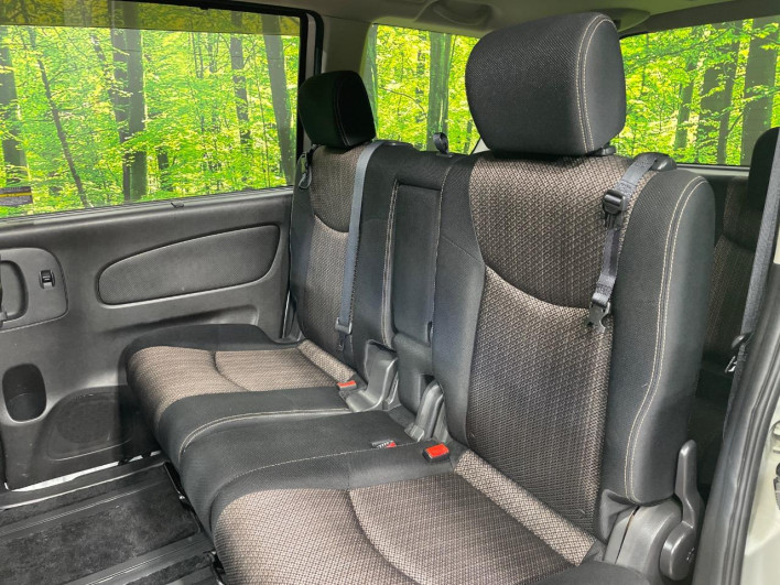 2014 Nissan Serena DAA-HFC26 (UW-6a1903c48645a)[11]