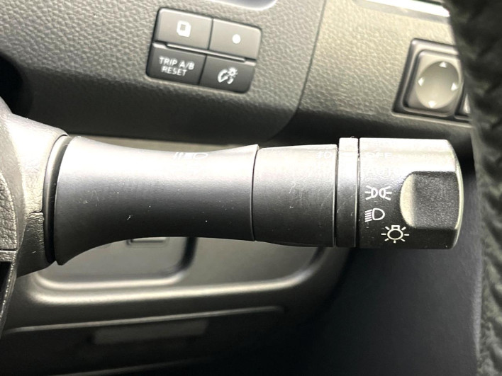 2014 Nissan Serena DAA-HFC26 (UW-6a1903c4e77af)[15]