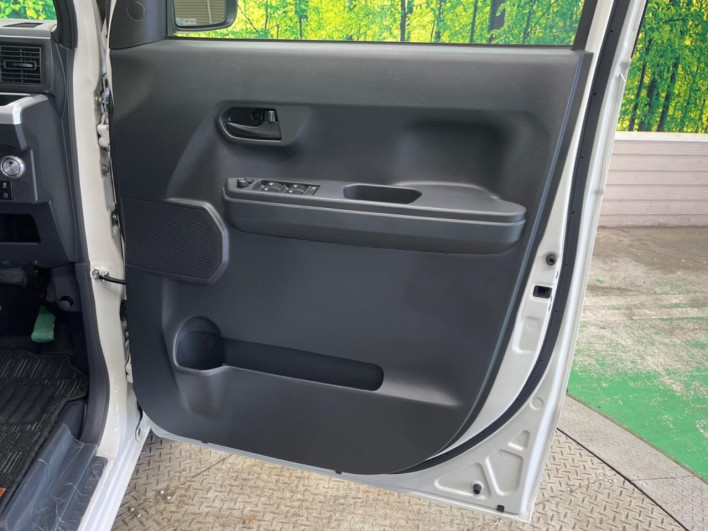 2019 Toyota Pixis Mega DBA-LA700A (UW-6a190431aff22)[23]