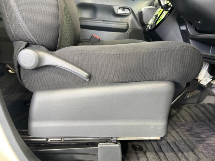 2017 Daihatsu Wake DBA-LA700S (UW-6a190432f369a)[29]
