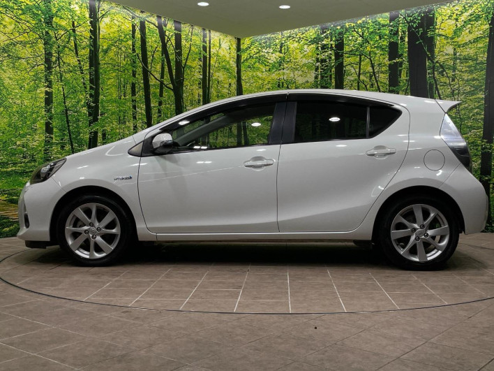 2012 Toyota Aqua DAA-NHP10 (UW-6a1904b39665a)[19]
