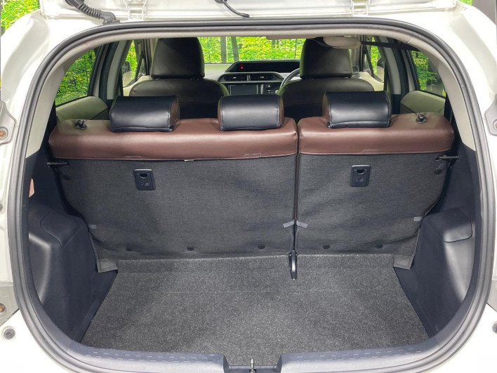 2012 Toyota Aqua DAA-NHP10 (UW-6a1904b39665a)[22]