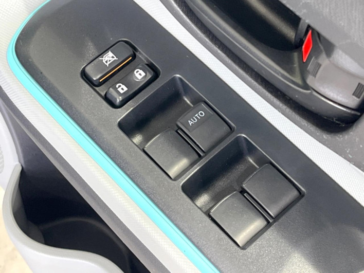 2013 Toyota Aqua DAA-NHP10 (UW-6a1904b3c1c38)[25]