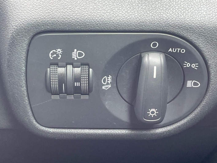 2015 Audi A1 Sportback DBA-8XCHZ (UW-6a190509afa73)[29]
