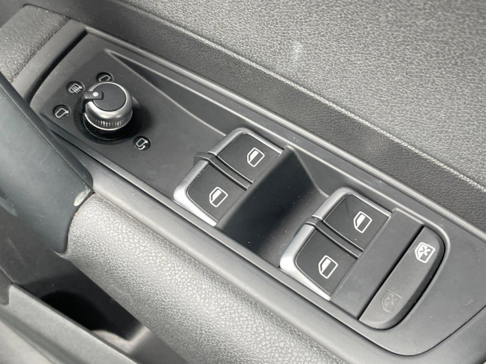 2015 Audi A1 Sportback DBA-8XCHZ (UW-6a190509afa73)[28]
