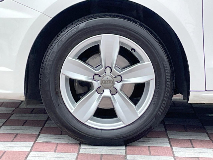 2015 Audi A1 Sportback DBA-8XCHZ (UW-6a190509afa73)[14]