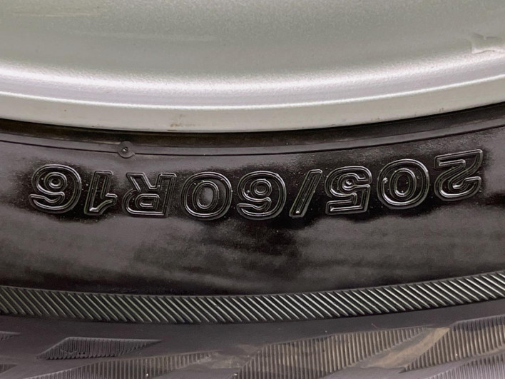 2012 Toyota Prius α DAA-ZVW40W (UW-6a19053e44c7b)[20]