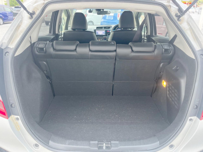 2016 Honda Fit Hybrid DAA-GP5 (UW-6a1a54963aebb)[26]