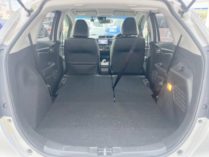 2016 Honda Fit Hybrid DAA-GP5 (UW-6a1a54963aebb)[28]