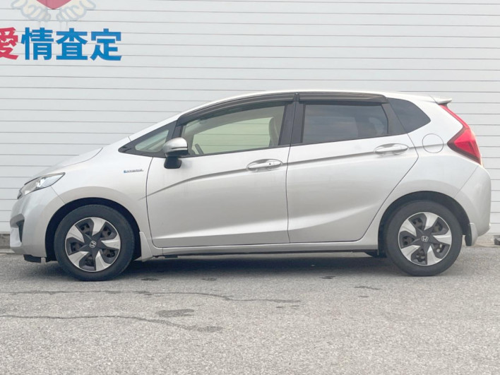 2016 Honda Fit Hybrid DAA-GP5 (UW-6a1a54963aebb)[5]