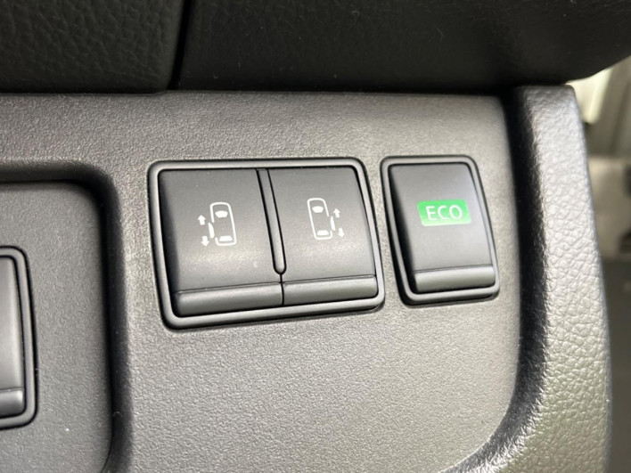 2016 Nissan Serena DAA-HFC26 (UW-6a1a54b66ca34)[28]