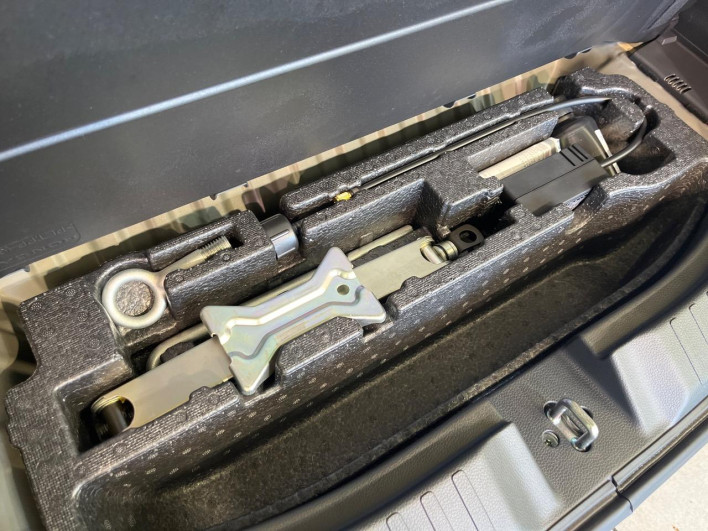 2021 Honda N-BOX CUSTOM 6BA-JF3 (UW-6a1a54dd63cb1)[26]