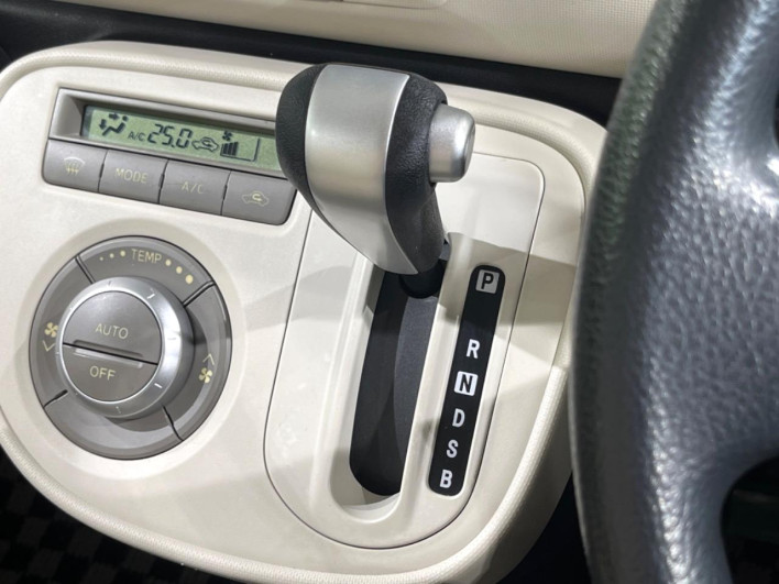 2011 Daihatsu Mira Cocoa DBA-L675S (UW-6a1a550f438b6)[21]