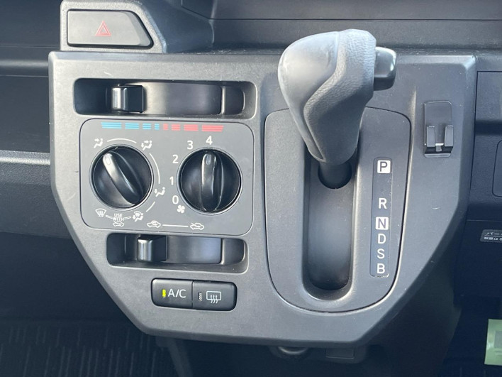 2016 Daihatsu Wake DBA-LA700S (UW-6a1a552e184e2)[9]