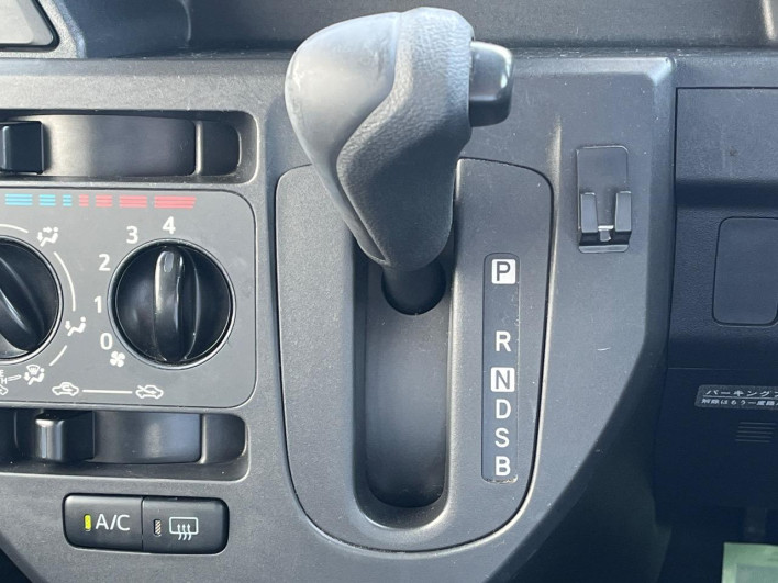 2016 Daihatsu Wake DBA-LA700S (UW-6a1a552e184e2)[11]