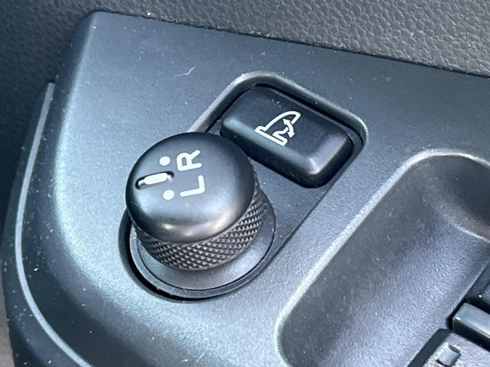 2016 Daihatsu Wake DBA-LA700S (UW-6a1a552e184e2)[22]