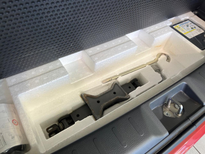 2014 Suzuki Wagon R Stingray DBA-MH34S (UW-6a1a555a97168)[26]
