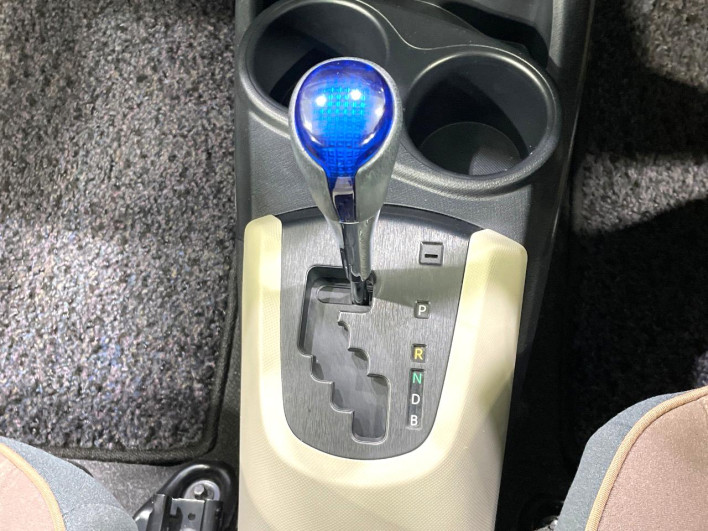 2013 Toyota Aqua DAA-NHP10 (UW-6a1a55b18b1ca)[25]