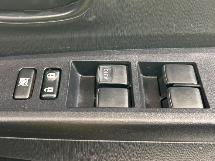 2013 Toyota Vitz DBA-NSP130 (UW-6a1a55bc79258)[4]
