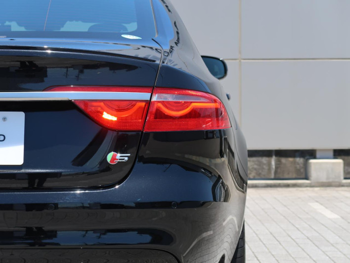 2018 Jaguar XF CBA-JB3VA (UW-6a1a55db68694)[15]