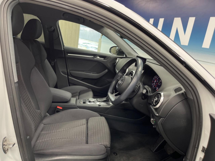 2020 Audi A3 DBA-8VCXS (UW-6a1a55f8744a0)[29]