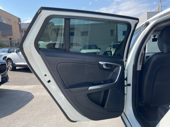 2018 Volvo V60 LDA-FD4204T (UW-6a1a56062f9cc)[18]
