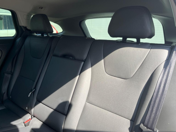 2018 Volvo V60 LDA-FD4204T (UW-6a1a56062f9cc)[19]