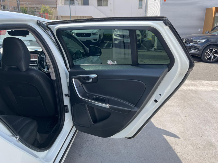 2018 Volvo V60 LDA-FD4204T (UW-6a1a56062f9cc)[24]