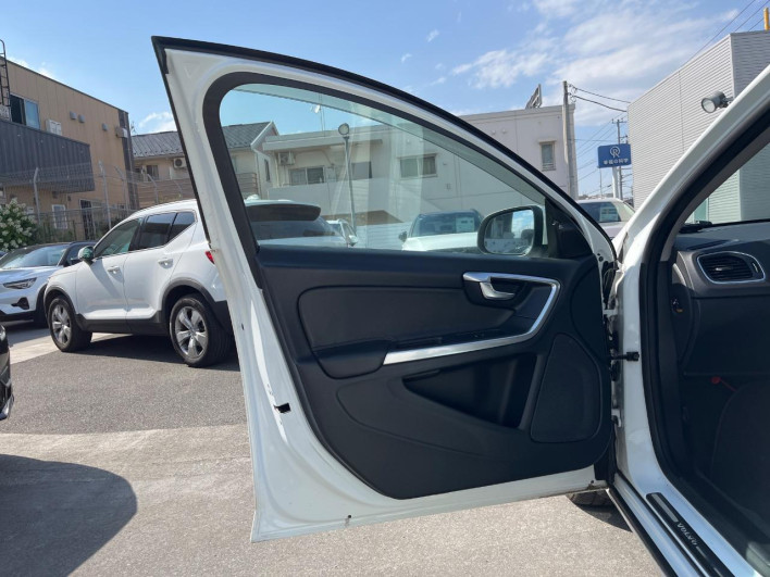 2018 Volvo V60 LDA-FD4204T (UW-6a1a56062f9cc)[17]