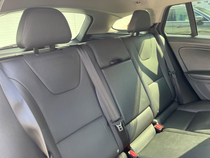 2018 Volvo V60 LDA-FD4204T (UW-6a1a56062f9cc)[25]